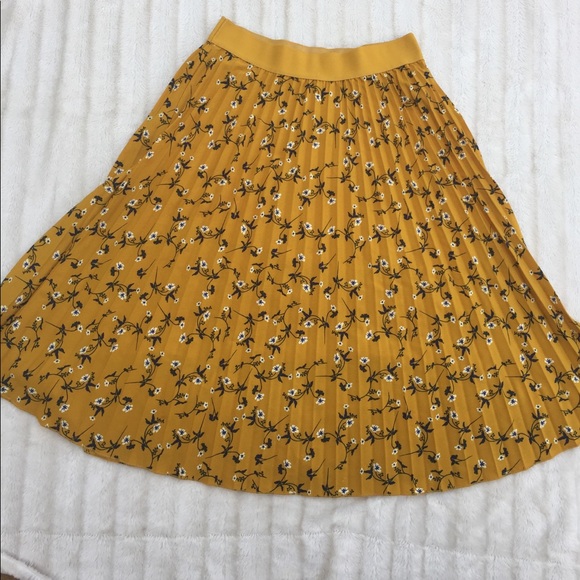 (Andi + James) pleated a-line midi skirt - Picture 4 of 6